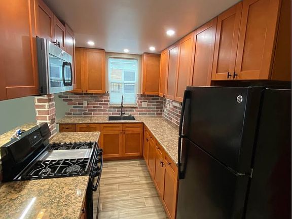 Beautiful Kitchen with gas stove for the good cooks!