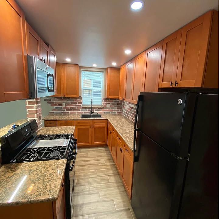 Beautiful Kitchen with gas stove for the good cooks!