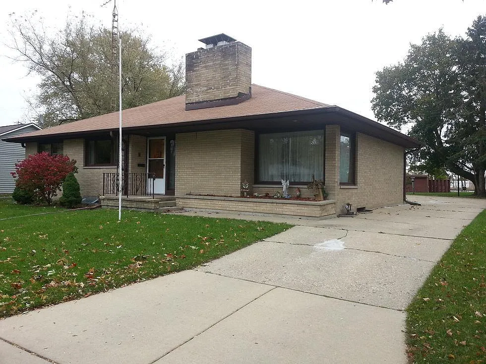 1122 E Wisconsin St photo 1