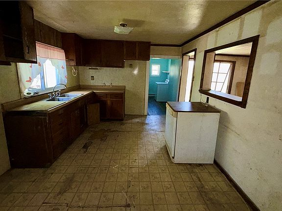 2nd image of 161 Middle St