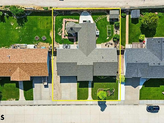 3rd image of 715 19th St