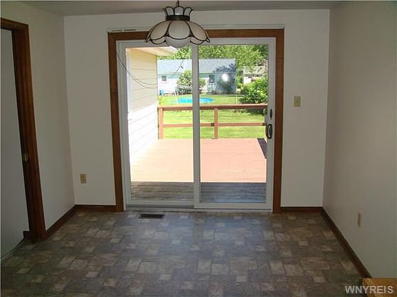 5th image of 1106 Thomas Fox Dr E