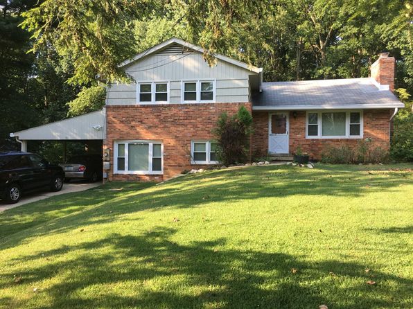 1115 Westbriar Ct NE