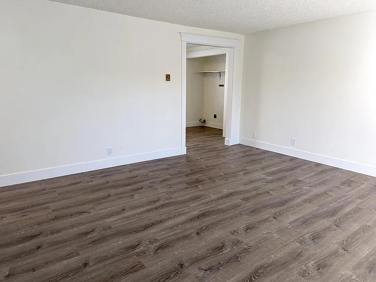 215 SW Kalmia St #D — Photo 10