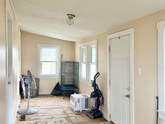 4th image of 244 Pearl St