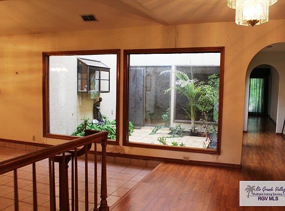 4th image of 2913 Jacaranda Dr