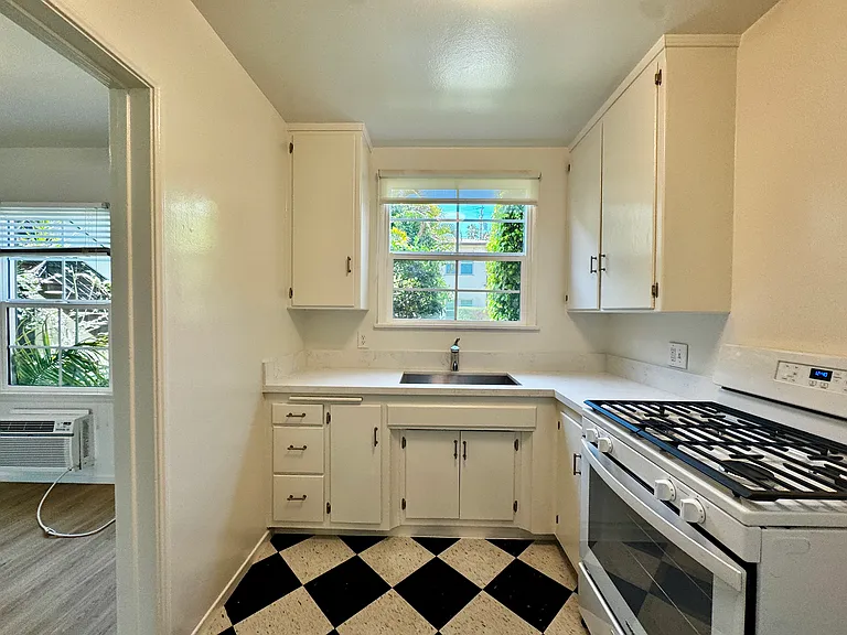 1401 N Fairfax Ave #102 — Photo 7