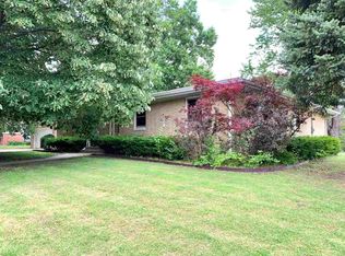 2 Glen Aire Dr, Springfield, IL 62703