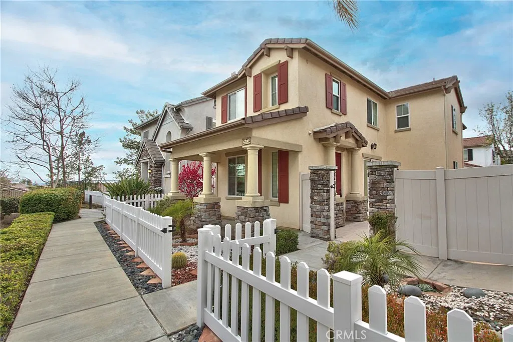 3 bed, 2.5 bath, 1727 sqft, $2,900 — Photo 2