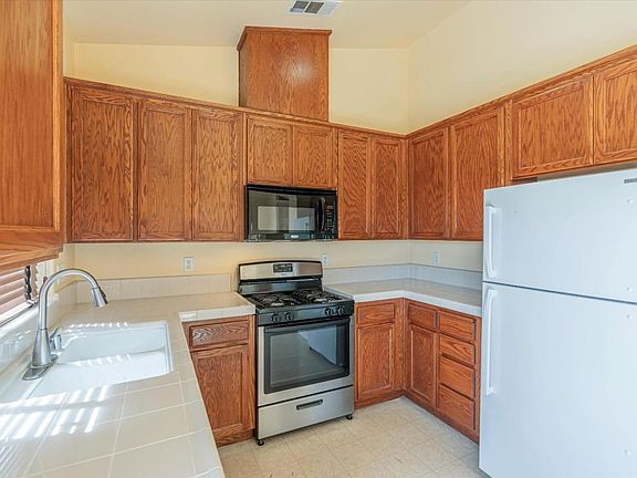 5th image of 744 Elmwood Dr