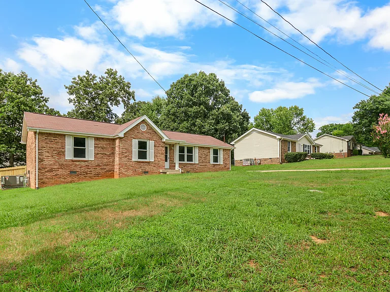 931 Poppy Dr — Photo 3