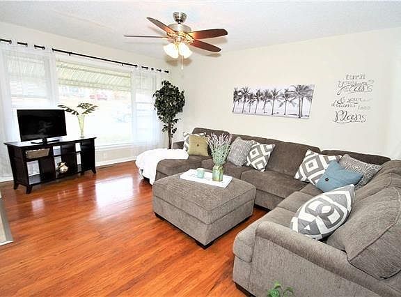 3rd image of 620 W Elm St