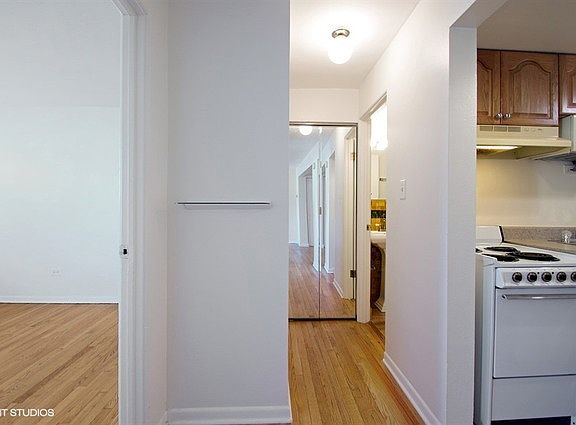 5th image of 530 W Barry Ave APT 5E