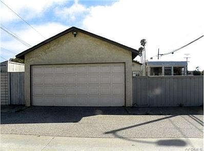 Detached garage with enclosed parking area for RV