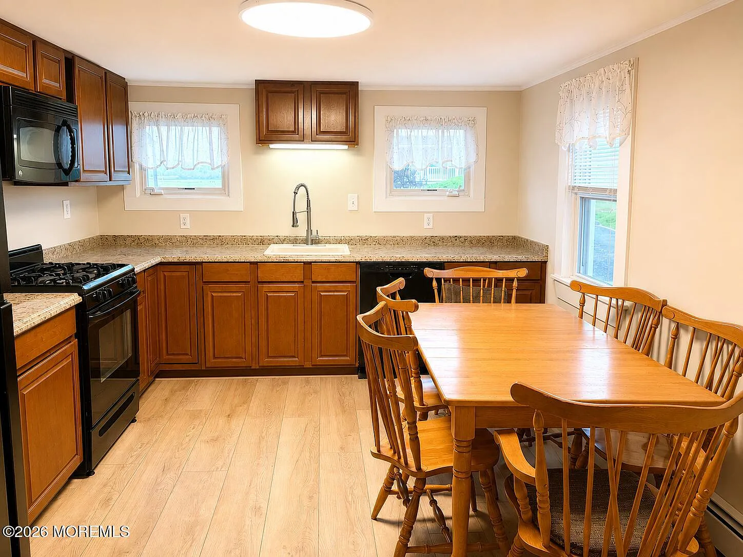 4 bed, 1.5 bath, 1631 sqft, $3,000 — Photo 2