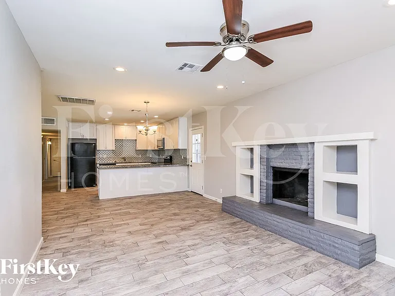 715 W Dublin St — Photo 4