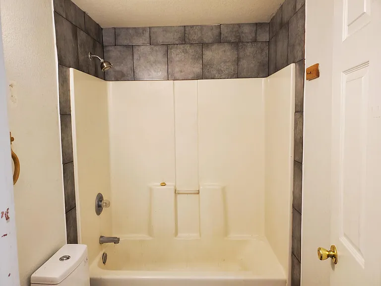 572 E Kipp Ave — Photo 2