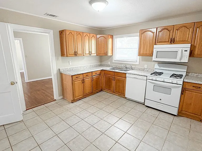 101 E Pirate Ave — Photo 4