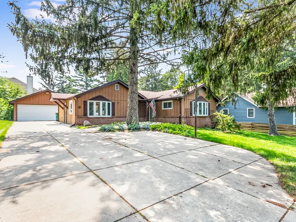 129 E 55th St, Westmont, IL 60559