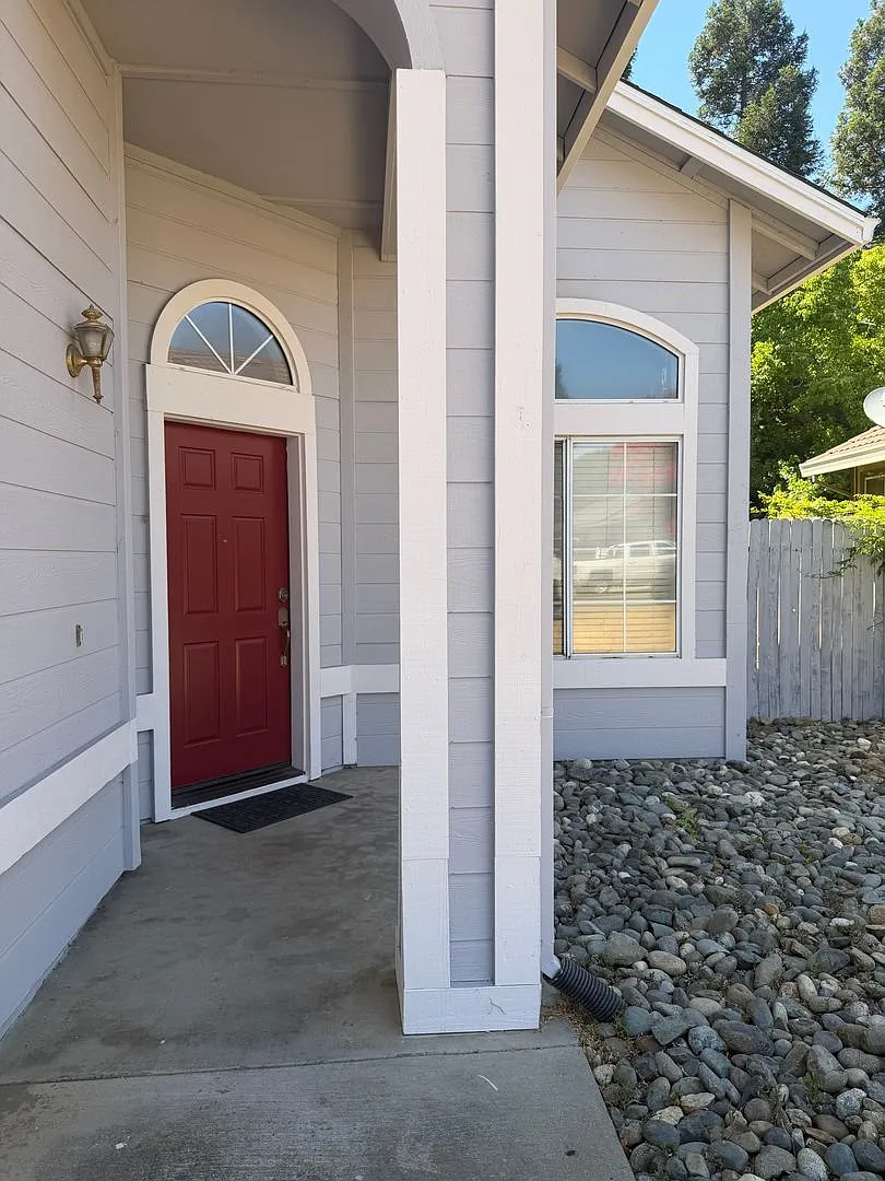 Bright & Spacious 3 Bedroom Home with Vaulted Ceilings, New Carpet & Private Backyard in Antelope! — Photo 3