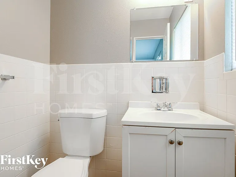 825 Manresa Ln — Photo 9