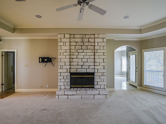 4th image of 713 Golf Crest Ln