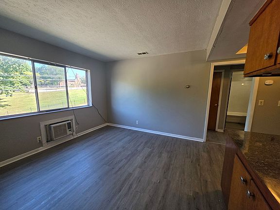 2nd image of 1930 Noble Rd #102