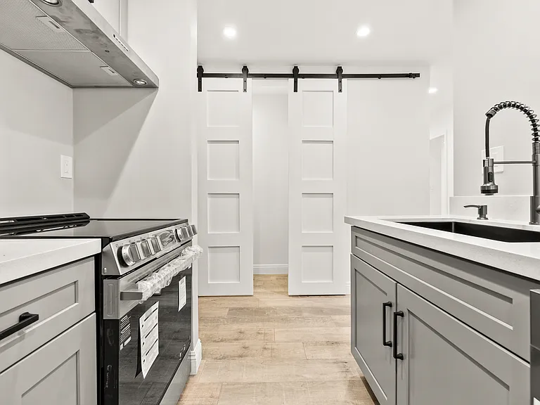 Leyden Apartments — Photo 14