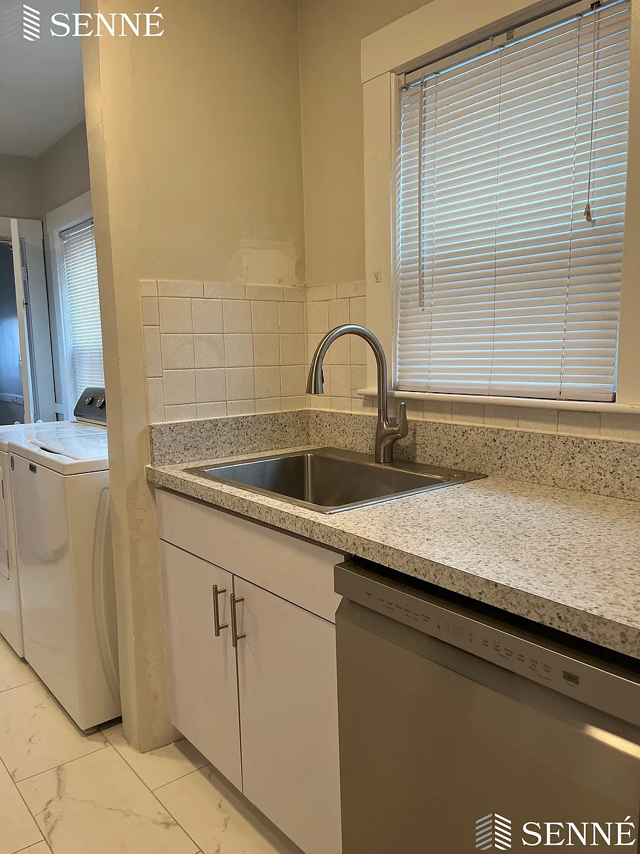 Building Photo - 145 Winsor Ave #1