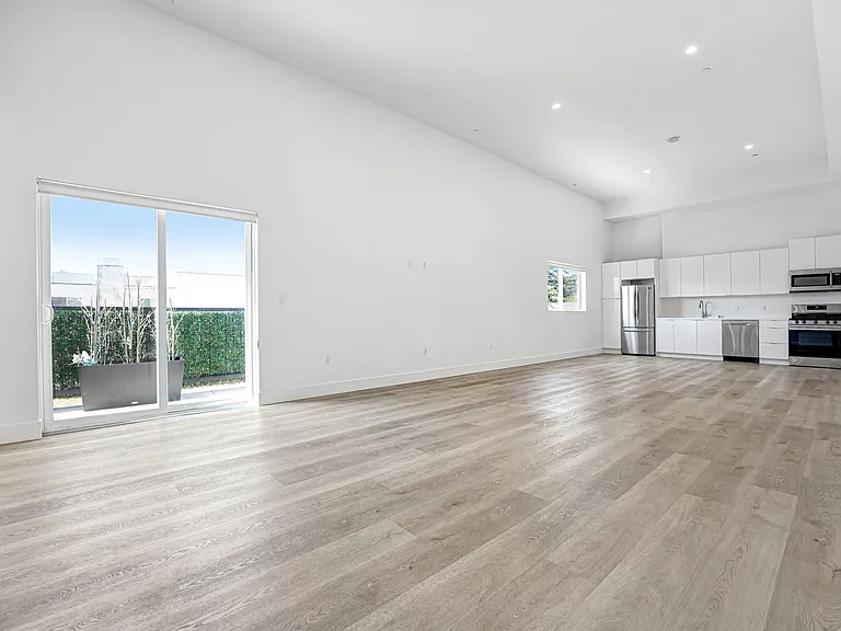 11700 Magnolia Blvd #211 — Photo 1