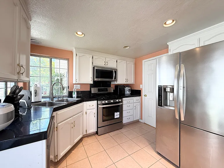 2321 Farmcrest St — Photo 8