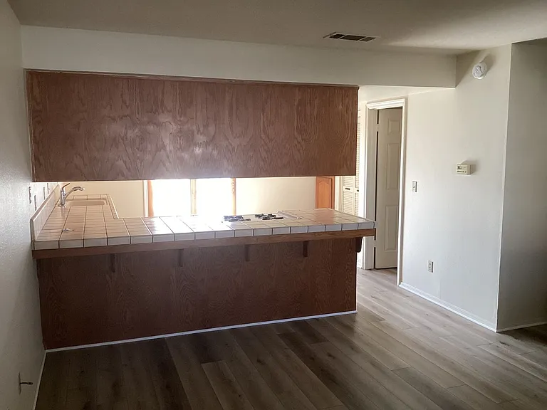 425-431 N Tiffany Dr — Photo 5