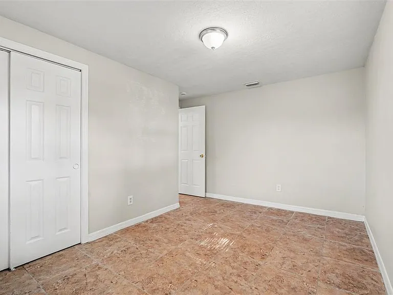 4923 S 82nd St — Photo 15