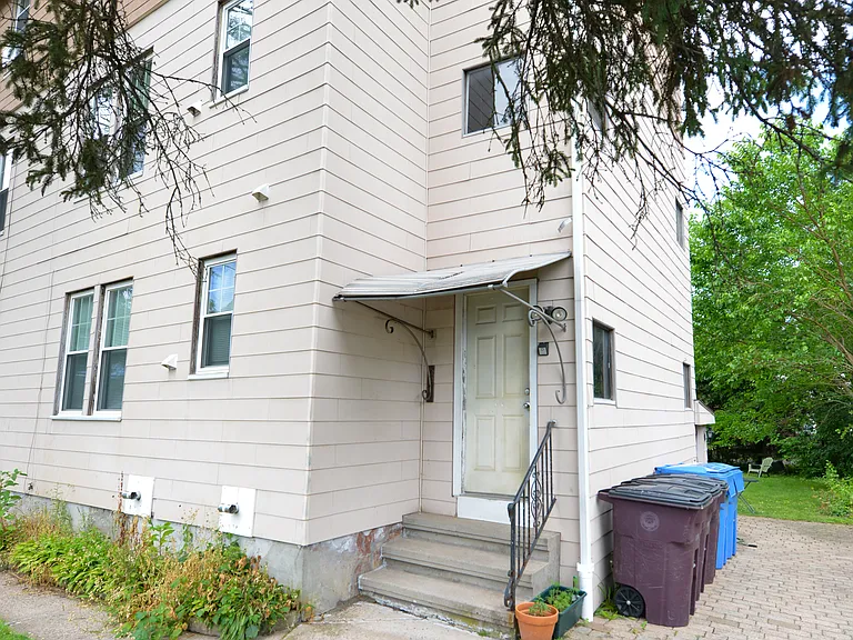 390 Clinton St — Photo 5