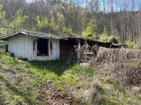 144 Claudes Hill Dr, Swords Creek, VA 24649
