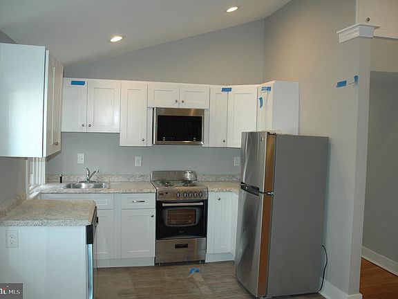 2nd image of 438 High St Unit C