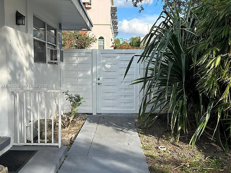 1019 NE 17th Ter #1 — Photo 15