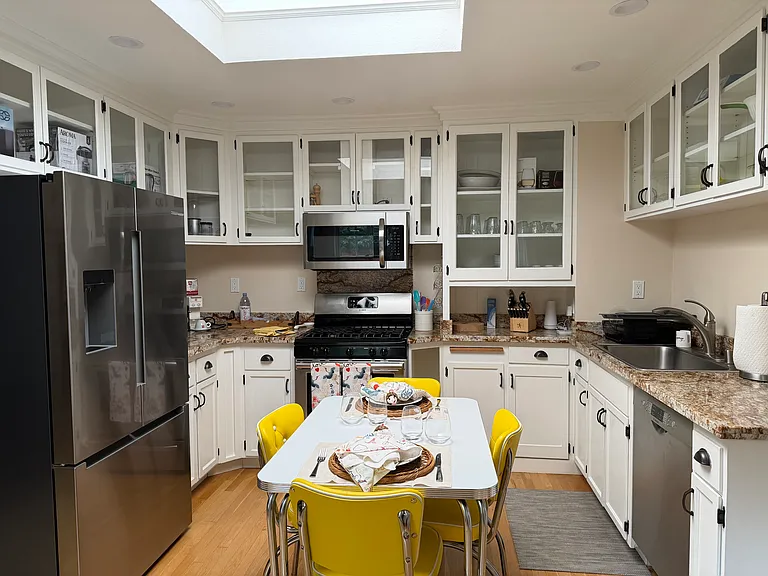 1074 Laurel St #1074 — Photo 9