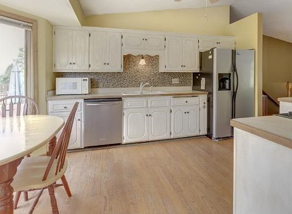 NEUTRAL DECOR AND LOTS OF ROOM FOR POTENTIAL HERE!