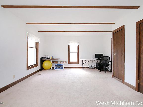 4th image of 1030 S Park St