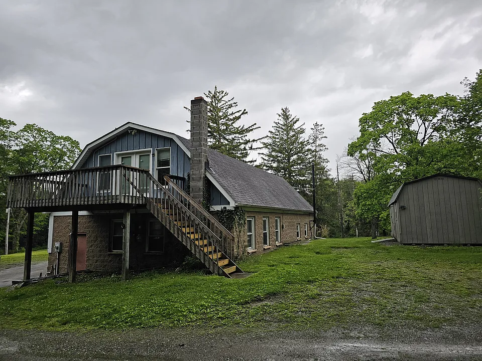 School House Ln