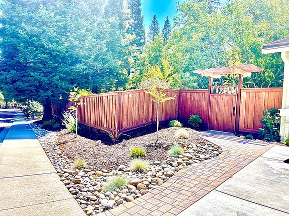 4th image of 902 Tavan Estates Dr