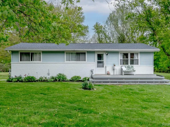 4471 Huckleberry Cir, Columbiaville, MI 48421