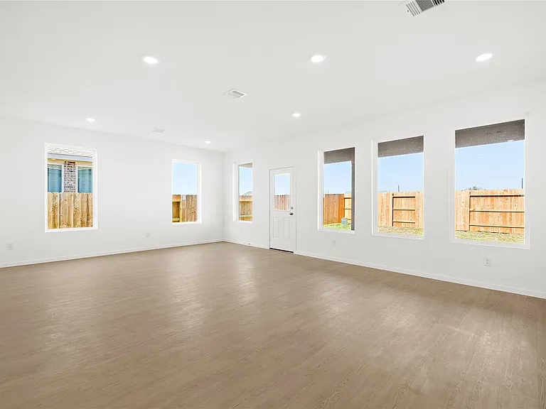 823 Heaven Dr — Photo 14