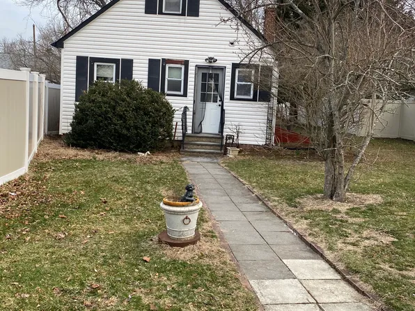 46 Leonard St, Smithtown, NY 11787