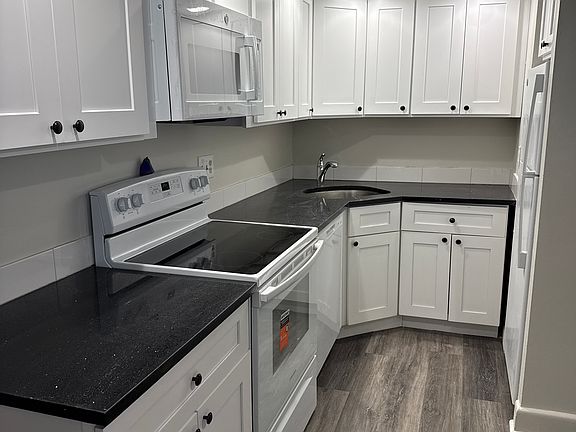 5th image of 60 Strawberry Hill Ave Unit 418