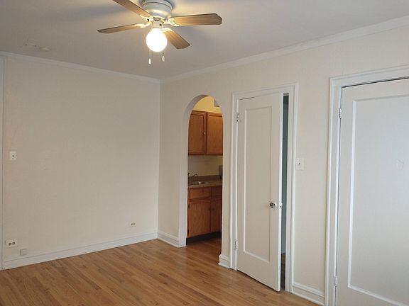 3rd image of 1528 W Pratt Blvd #311