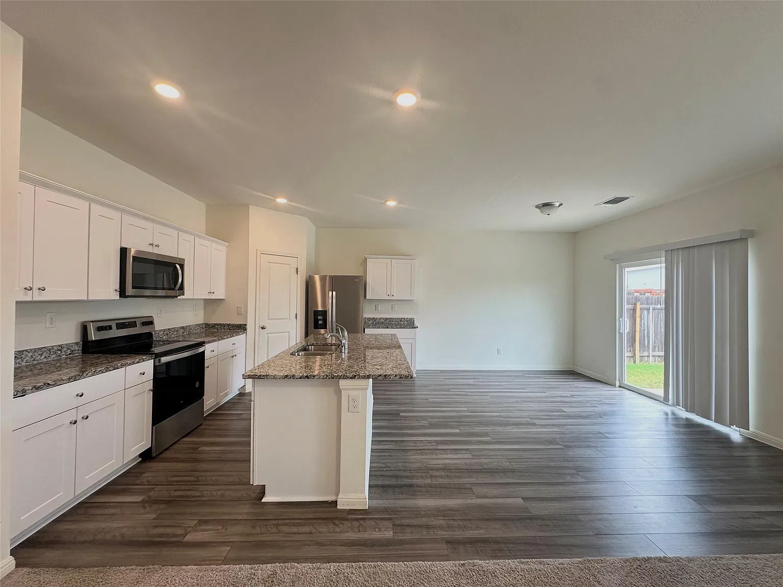 4 bed, 3.0 bath, 2331 sqft, $2,000 — Photo 4