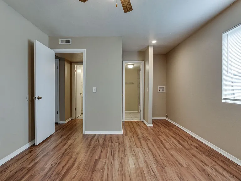 6026 Nw Expy #C — Photo 20