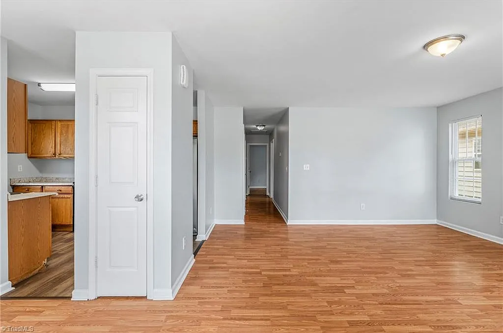 3 bed, 2.0 bath, 1264 sqft, $1,900 — Photo 3